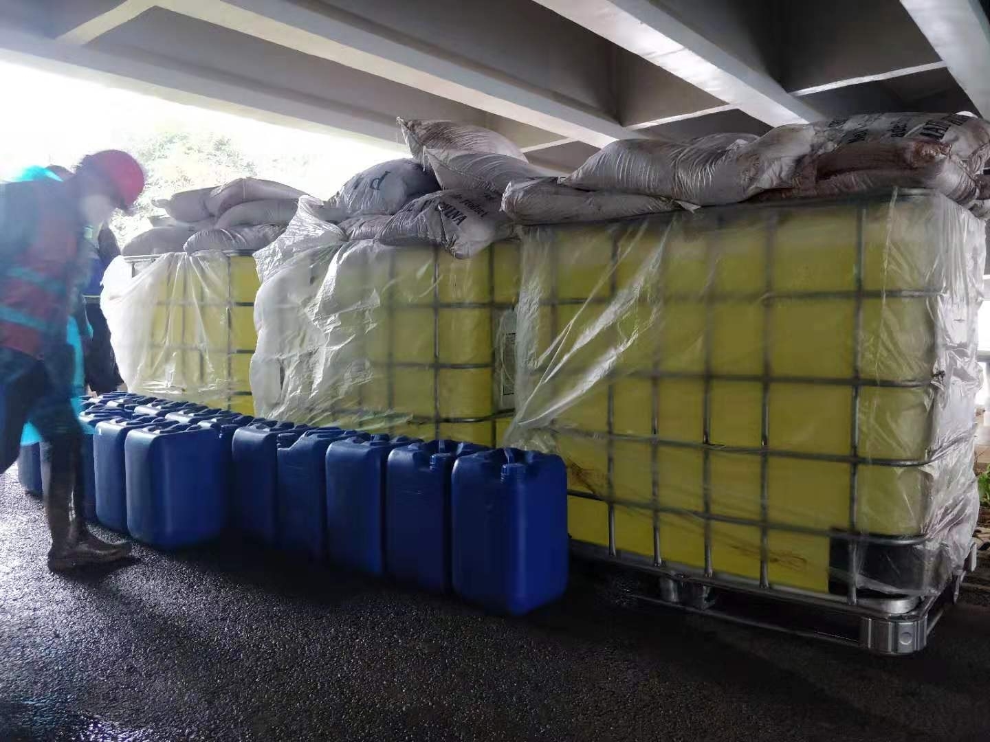 首批污水消毒處理藥劑等裝備運到武漢2.jpg